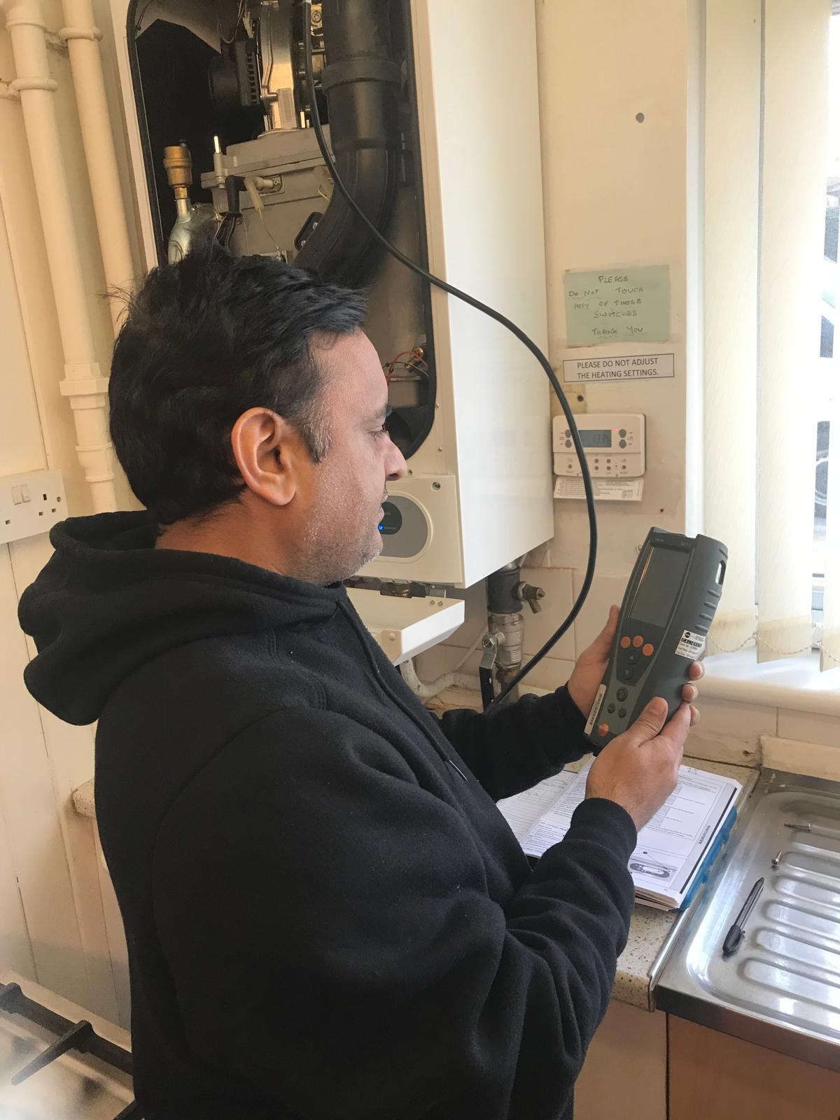 Boiler combustion analysis with digital flue gas analyser