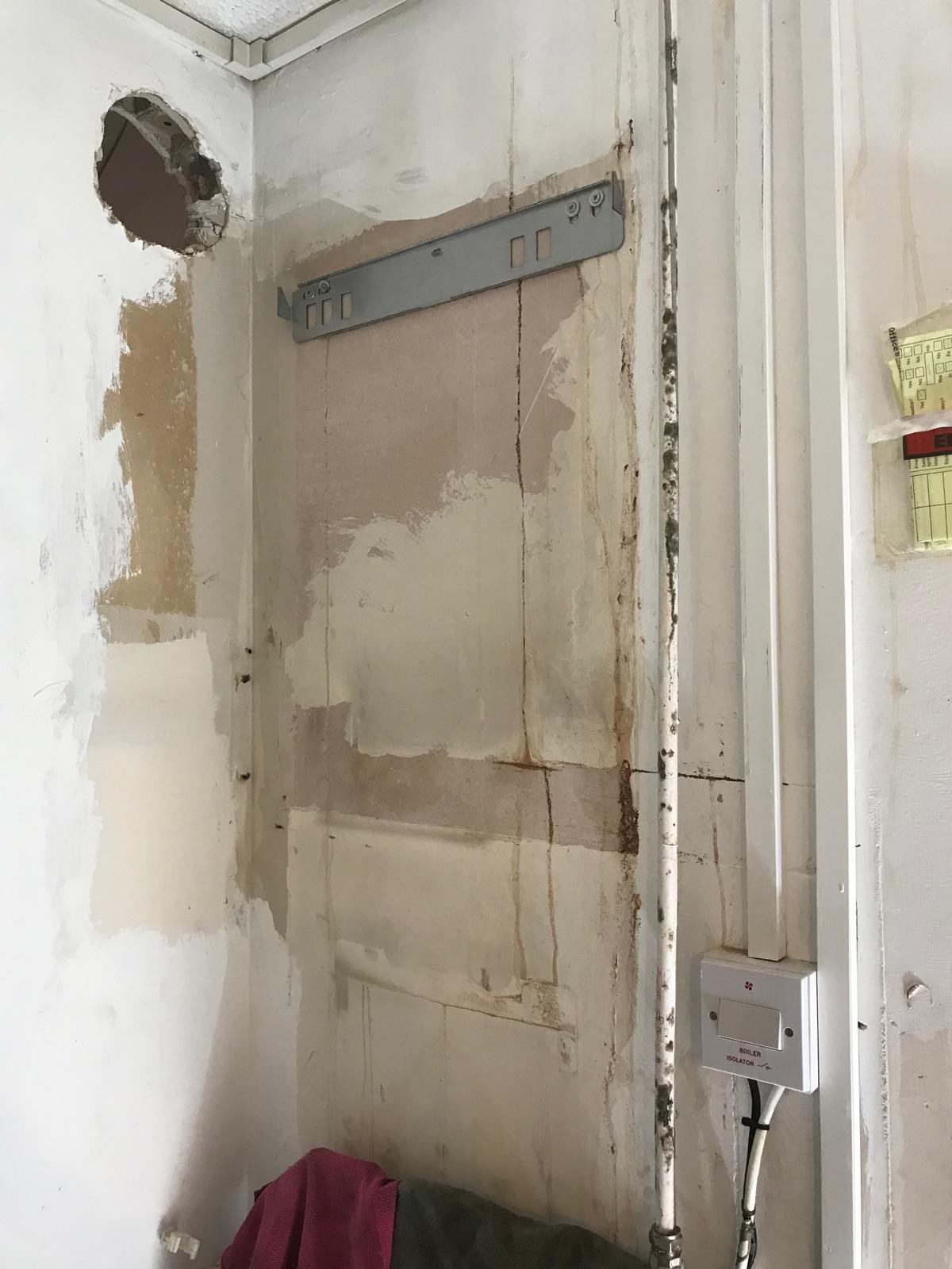 Gas meter leak test with detection spray